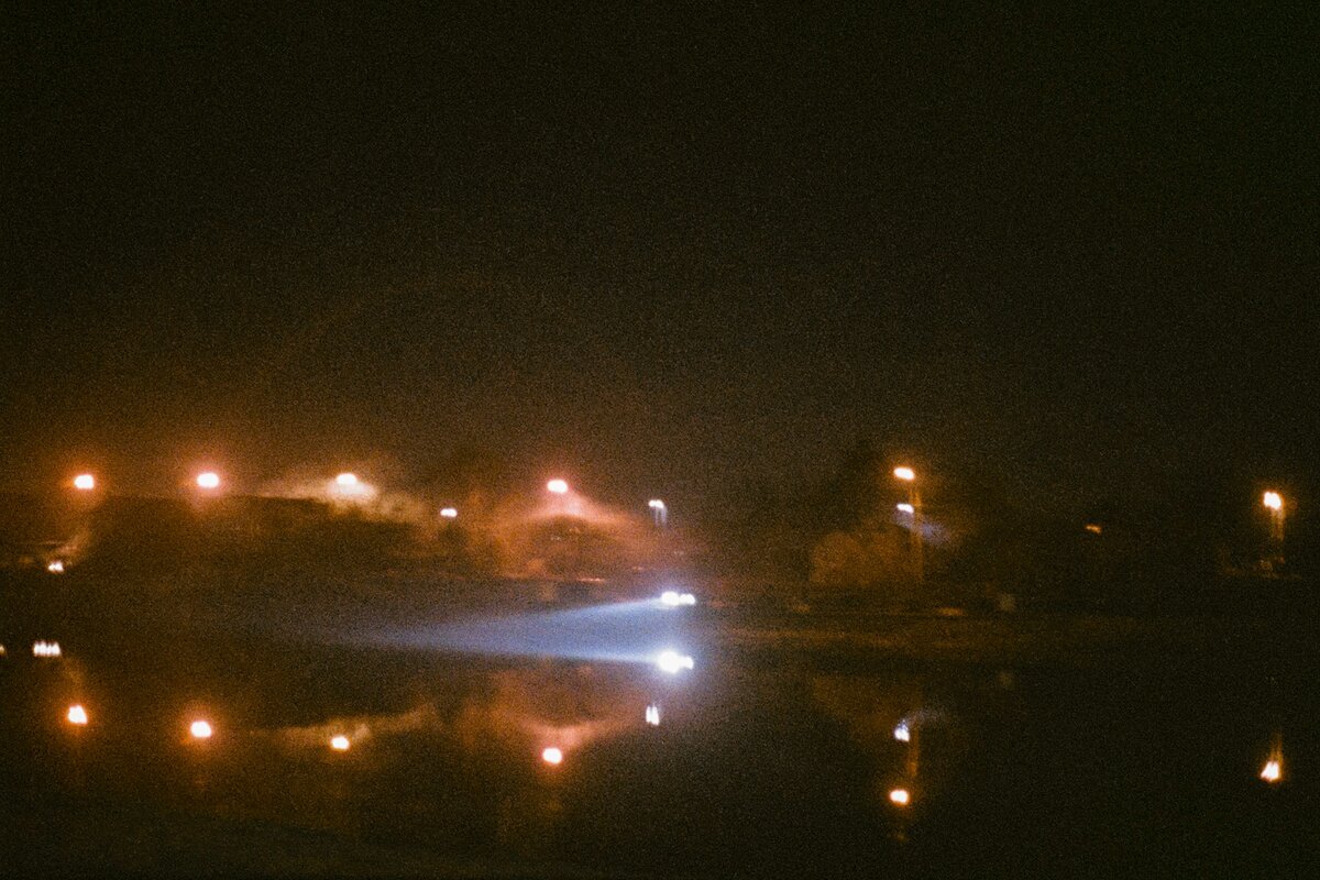 Tumma järvimaisema yöllä