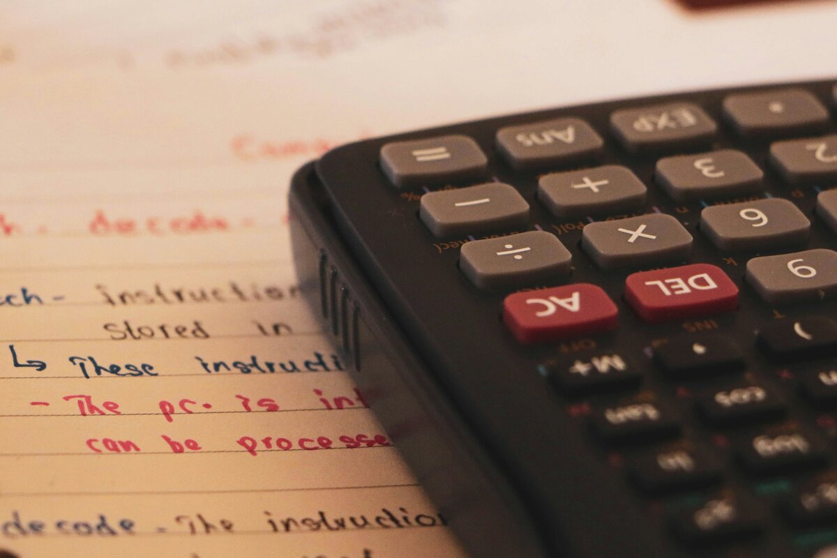 Henkilö tarkastelee talousasiakirjoja